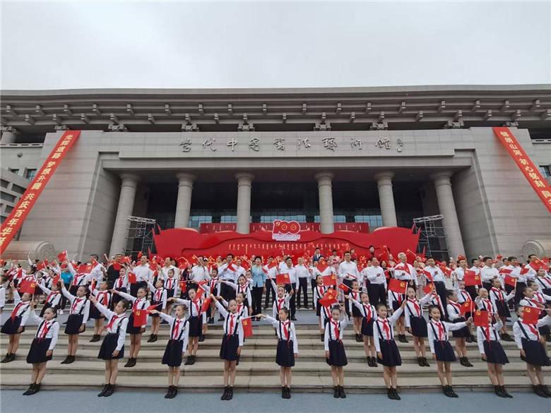 中铝国际：预计2023年净利-25亿元至-28亿元，由盈转亏